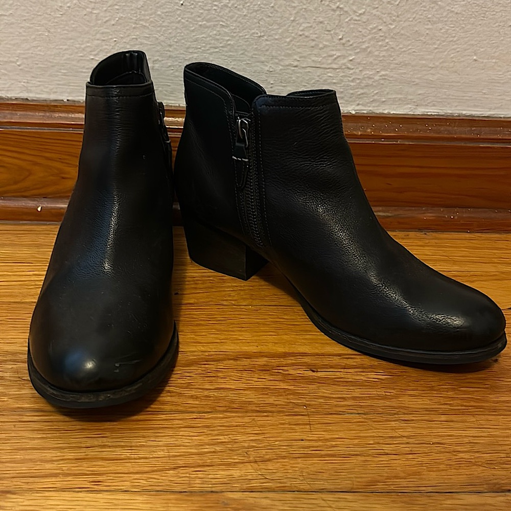 Clarks Artisan women’s black leather ankle boots black size 9 EU 40 stacked heel